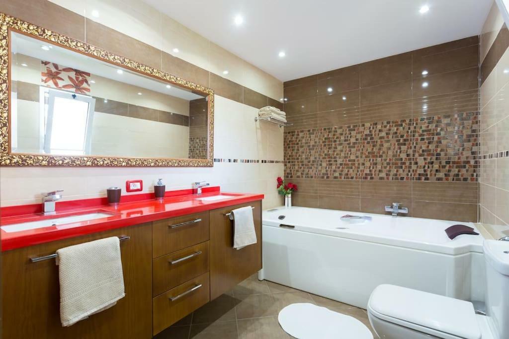 Villa Blanca Tenerife - Private Rooms - Terrace And Bbq, 5 Minutes From The Beach And Airport San Isidro  Buitenkant foto